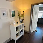 Twenty 7 - Modern & Spacious Townhouse Vakantiehuis *
