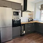 Twenty 7 - Modern & Spacious Townhouse