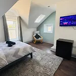 Twenty 7 - Modern & Spacious Townhouse