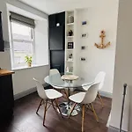 Twenty 7 - Modern & Spacious Townhouse Vakantiehuis *