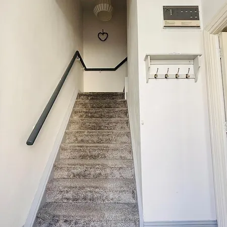 Twenty 7 - Modern & Spacious Townhouse Дом отдыха