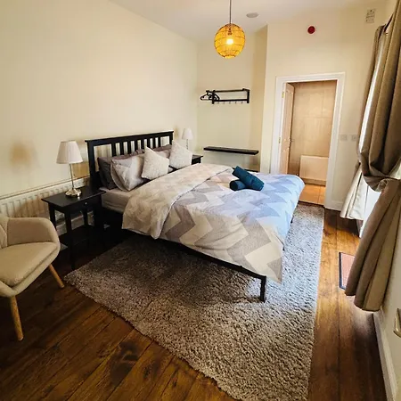 Twenty 7 - Modern & Spacious Townhouse Дом отдыха Киллало