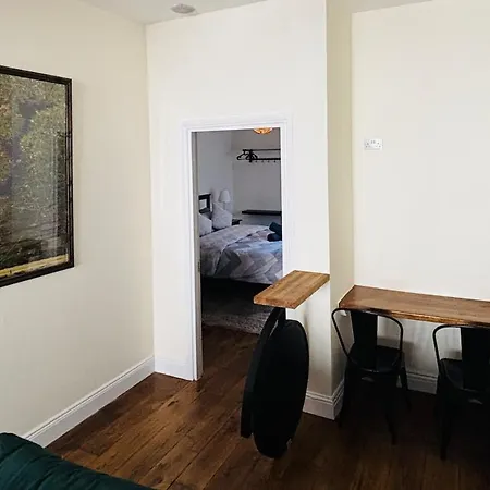 Twenty 7 - Modern & Spacious Townhouse