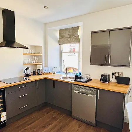 Twenty 7 - Modern & Spacious Townhouse Ferienhaus Killaloe
