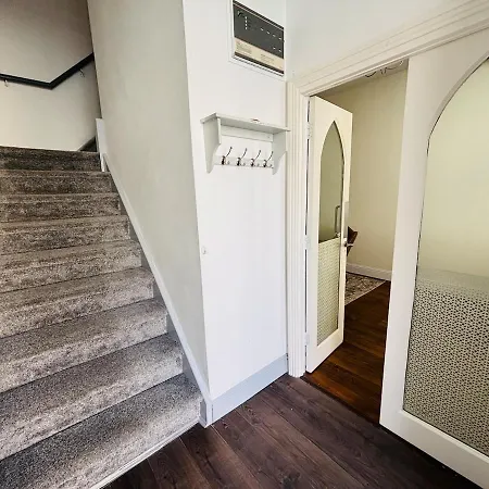 Twenty 7 - Modern & Spacious Townhouse Дом отдыха