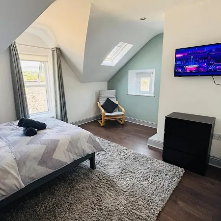 Twenty 7 - Modern & Spacious Townhouse