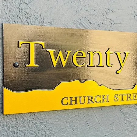 Twenty 7 - Modern & Spacious Townhouse Holiday home *