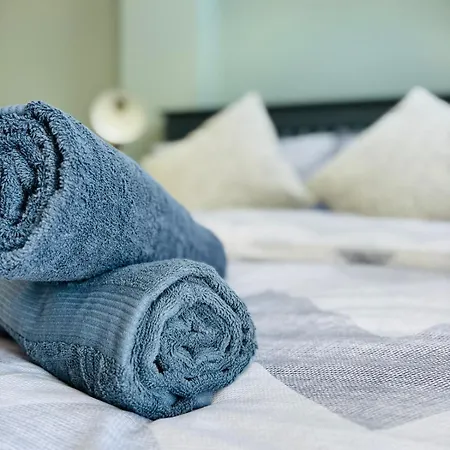 Twenty 7 - Modern & Spacious Townhouse Дом отдыха Киллало