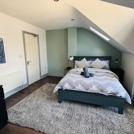 Twenty 7 - Modern & Spacious Townhouse Дом отдыха