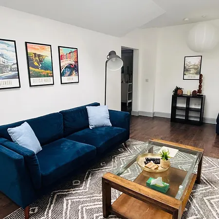 Twenty 7 - Modern & Spacious Townhouse Дом отдыха Киллало