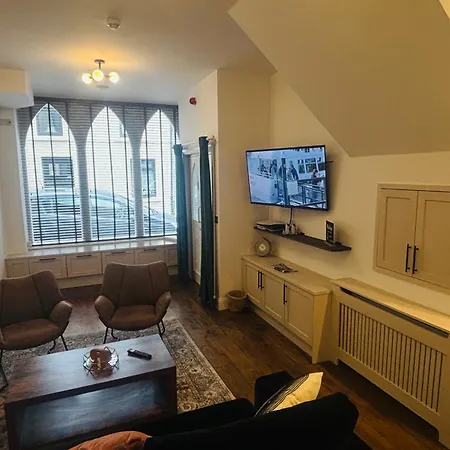 Twenty 7 - Modern & Spacious Townhouse