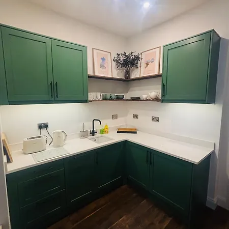 Twenty 7 - Modern & Spacious Townhouse Hébergement de vacances Killaloe