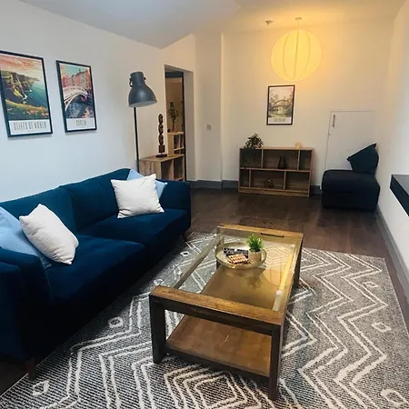 Twenty 7 - Modern & Spacious Townhouse