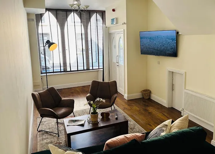 Twenty 7 - Modern & Spacious Townhouse בית נופש