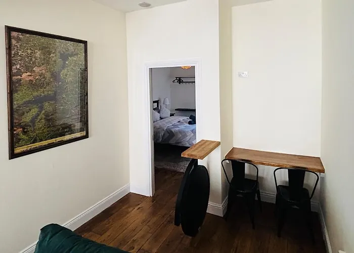 Twenty 7 - Modern & Spacious Townhouse