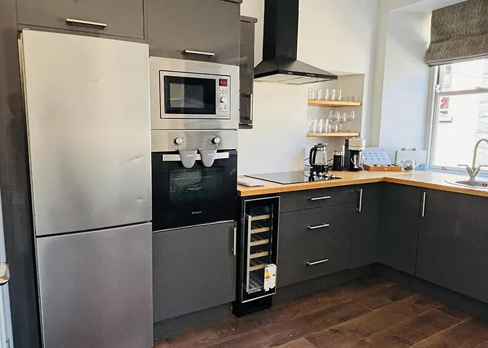 Twenty 7 - Modern & Spacious Townhouse