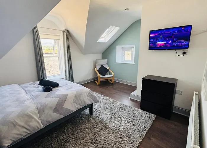 Twenty 7 - Modern & Spacious Townhouse