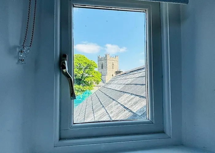 Twenty 7 - Modern & Spacious Townhouse