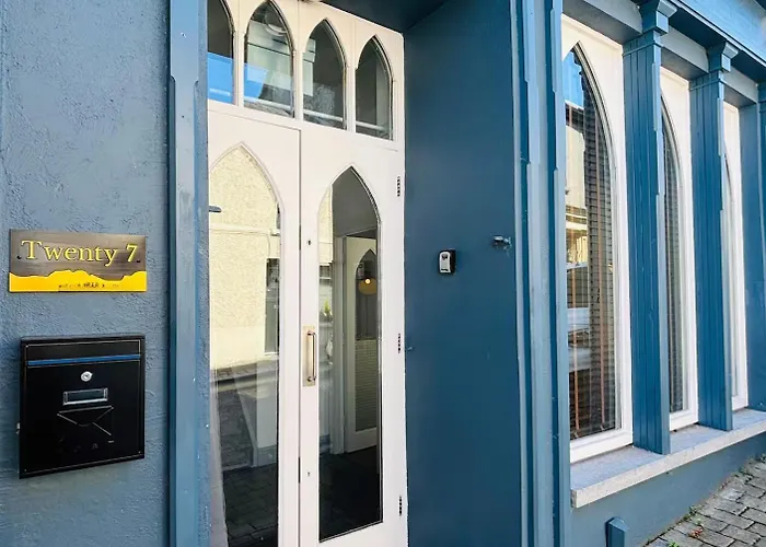 Twenty 7 - Modern & Spacious Townhouse *