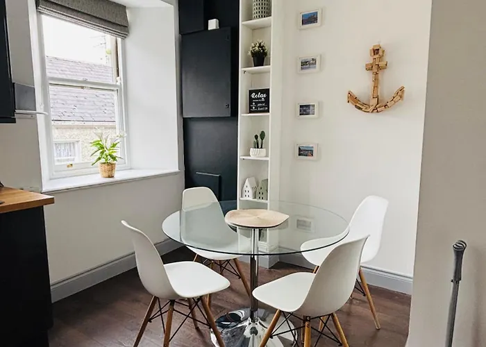 Twenty 7 - Modern & Spacious Townhouse Holiday home *